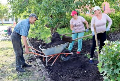 В поселке Хотынце продолжается благоустройство общественной территории - сквера им. Бондарева 